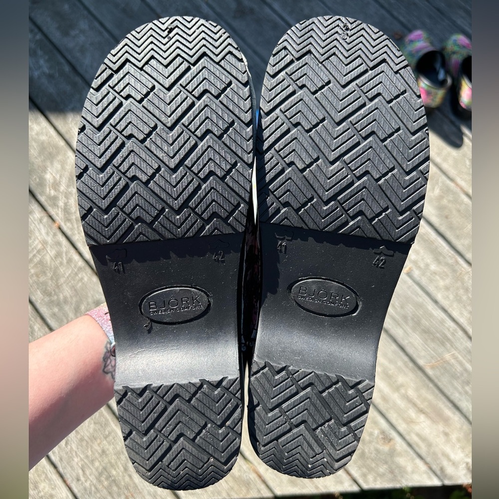Professional Floral Leather Clogs - Picture 2 of 6